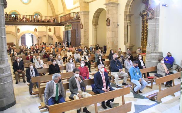 Asistentes a la Bienvenida a la Virgen en la parroquia. 