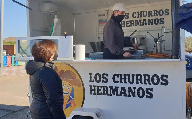 Una clienta espera para comprar churros. 