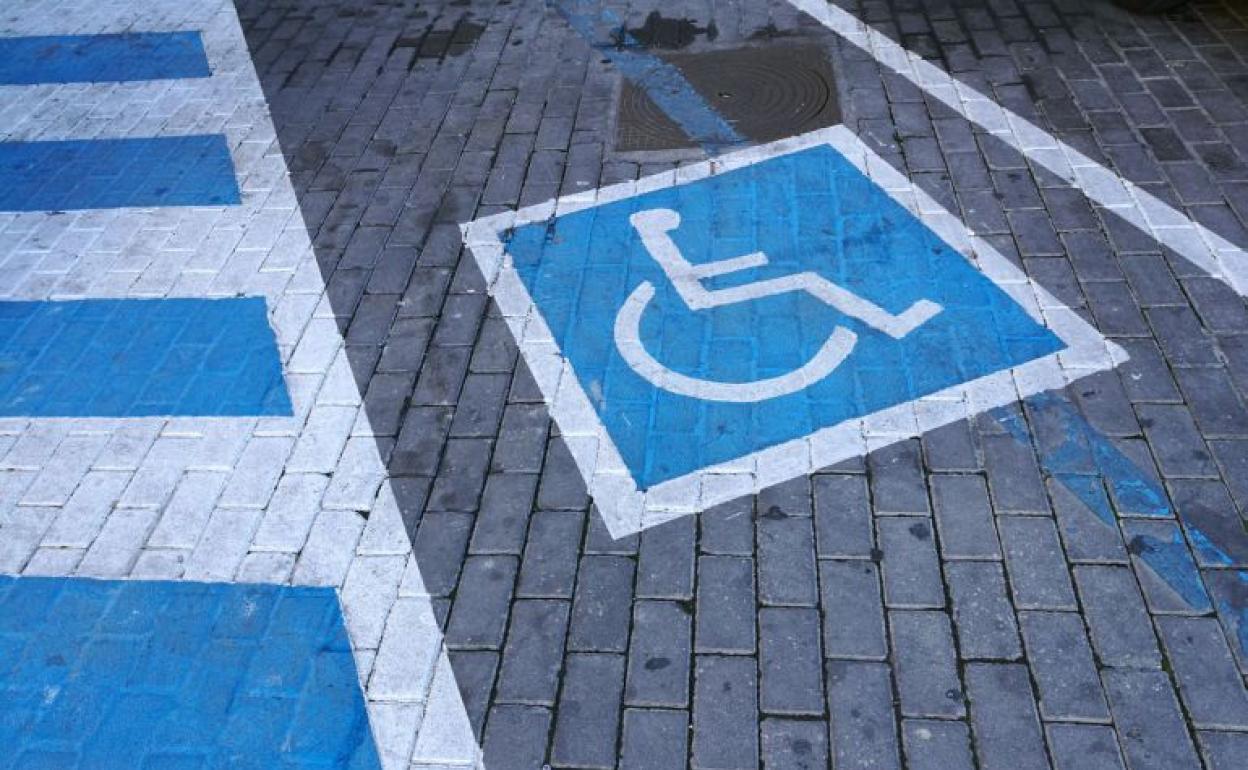 Aprobada la ordenanza reguladora de tarjetas de aparcamientos para personas con movilidad reducida