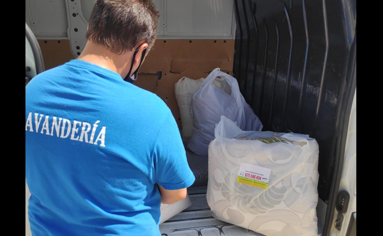 Prendas cargadas para el reparto tras haber sido lavadas en Inclusives. 