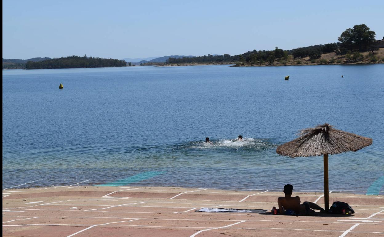 Los primeros bañistas han disfrutado desde hoy de la Playa de Campanario