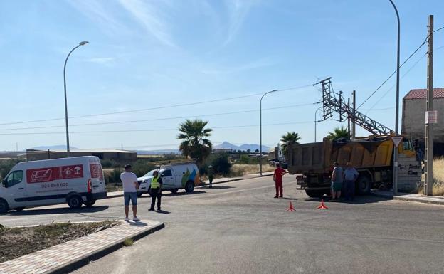 Lugar del accidente, donde los técnicos tratan de reparar la avería. 