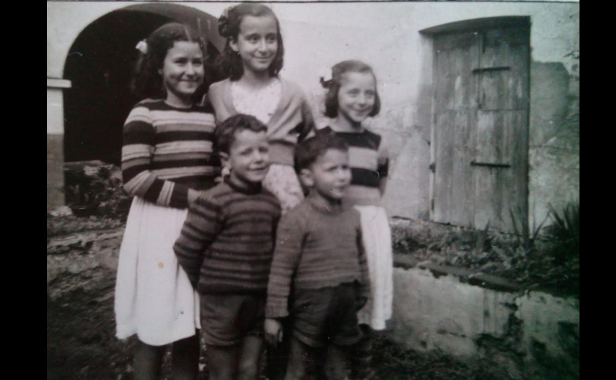 Los hermanos Mª Dolores, Amelia, Elena, Ricardo y Valeriano en 1950. 