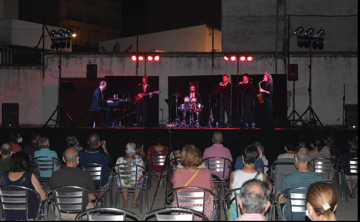 El concierto de Bernáldez Latin Jazz amenizó la noche campanariense