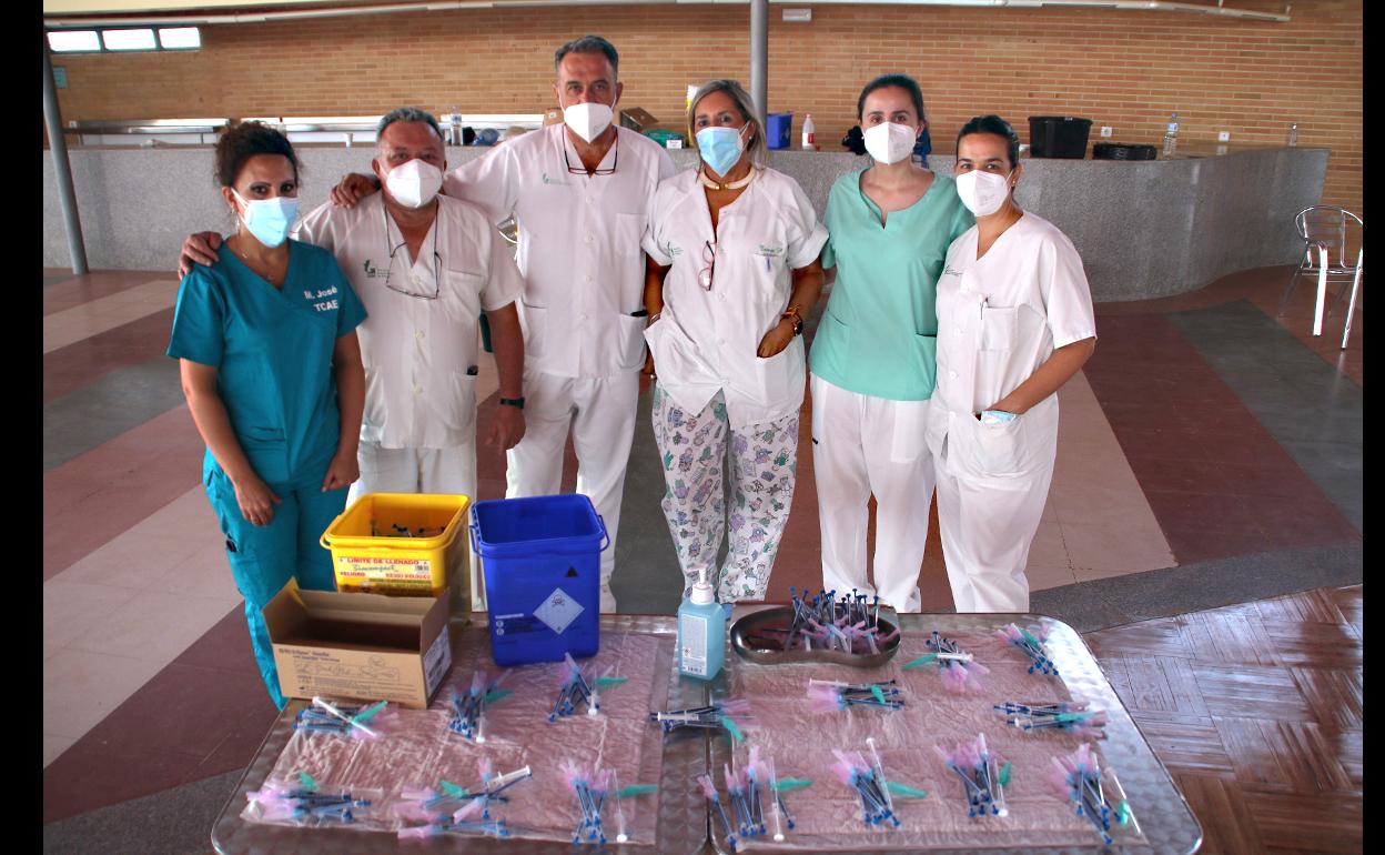 Equipo que administró las vacunas en el Auditorio Municipal de Campanario. 