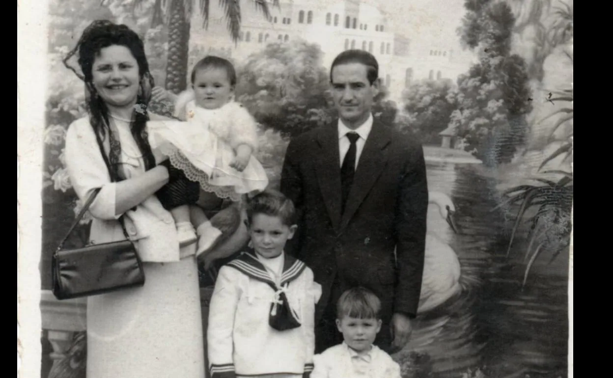 Josefa Gómez y José Escudero con tres de sus cuatro hijos. 