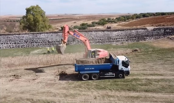 Extracción de lodos en el Paredón. 