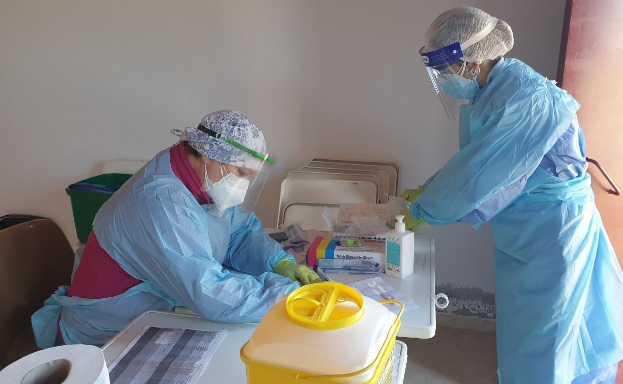 Dos sanitarias realizan pruebas para la detección del coronavirus en Campanario. 