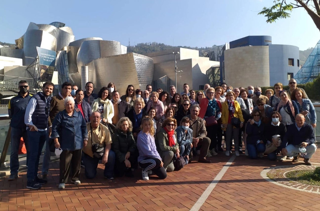 Participantes en el viaje al País Vasco, junto al Museo Guggenheim. 