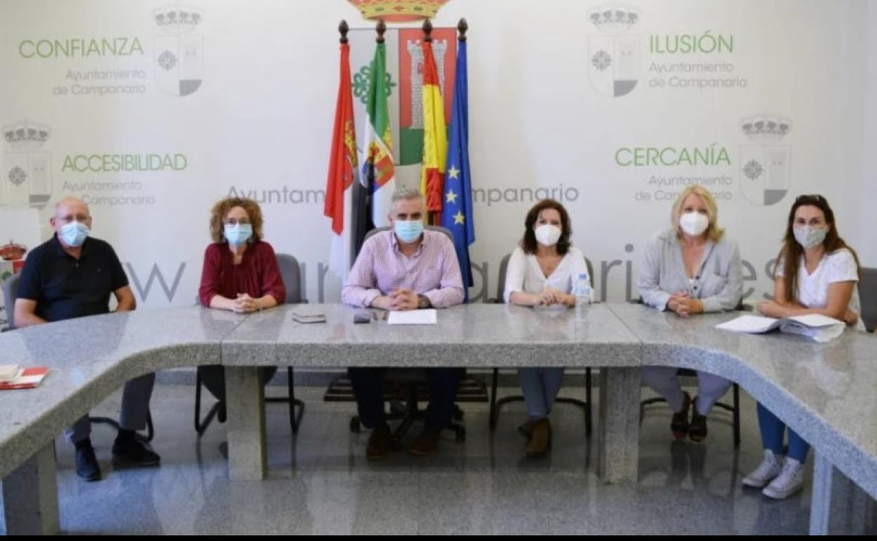Miembros del equipo de gobierno y representantes sindicales. 