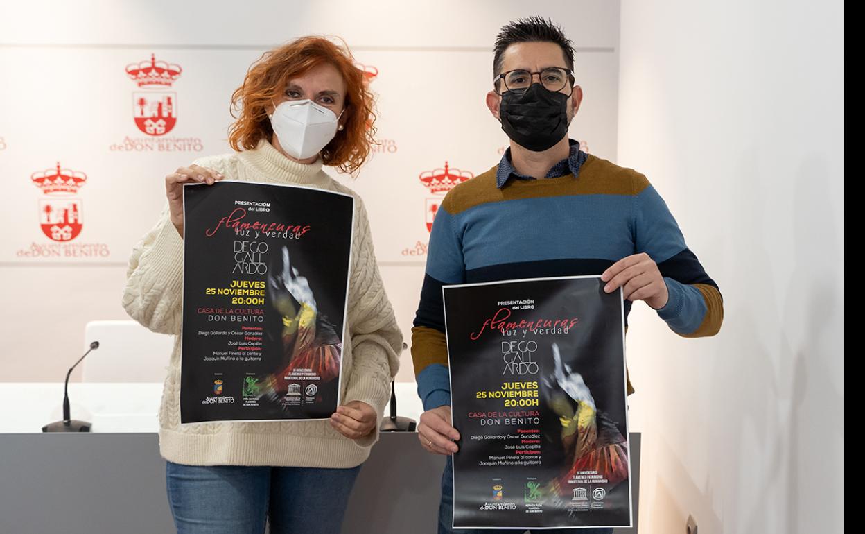 Natalia Blanco y Rubén Gallego muestran el cartel del evento. 