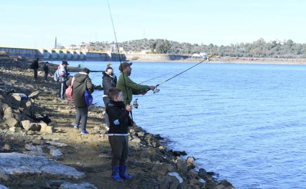 Participantes en el concurso de pesca del lucio. 