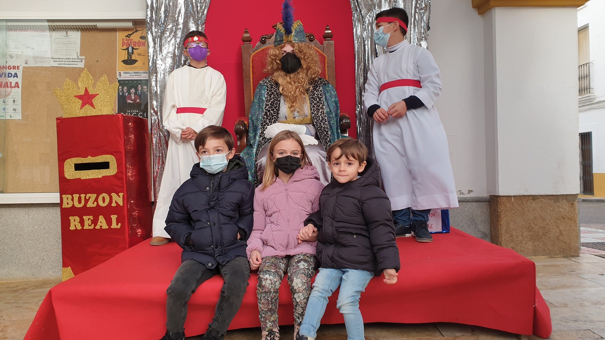 Los pequeños entregaron al Paje Real su carta dirigida a los Reyes Magos. 