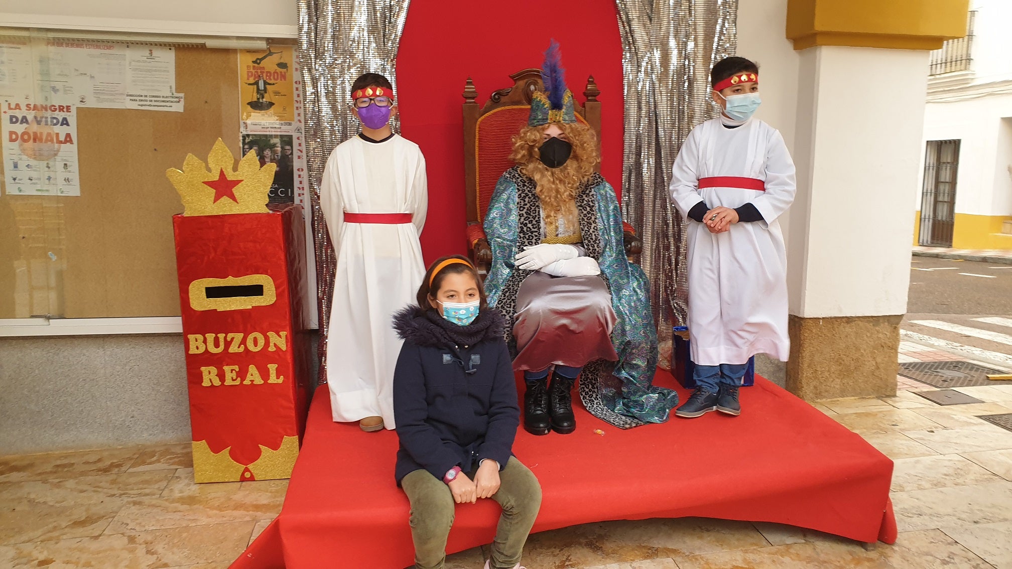 Los pequeños entregaron al Paje Real su carta dirigida a los Reyes Magos. 