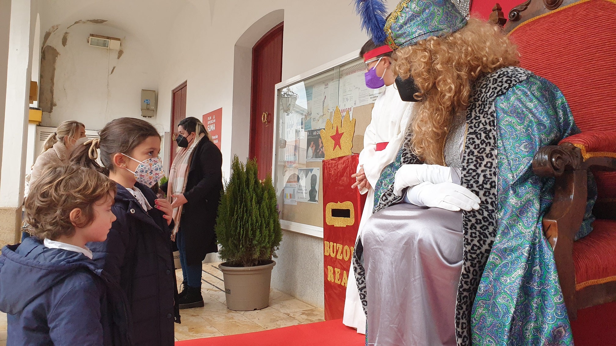 Los pequeños entregaron al Paje Real su carta dirigida a los Reyes Magos. 
