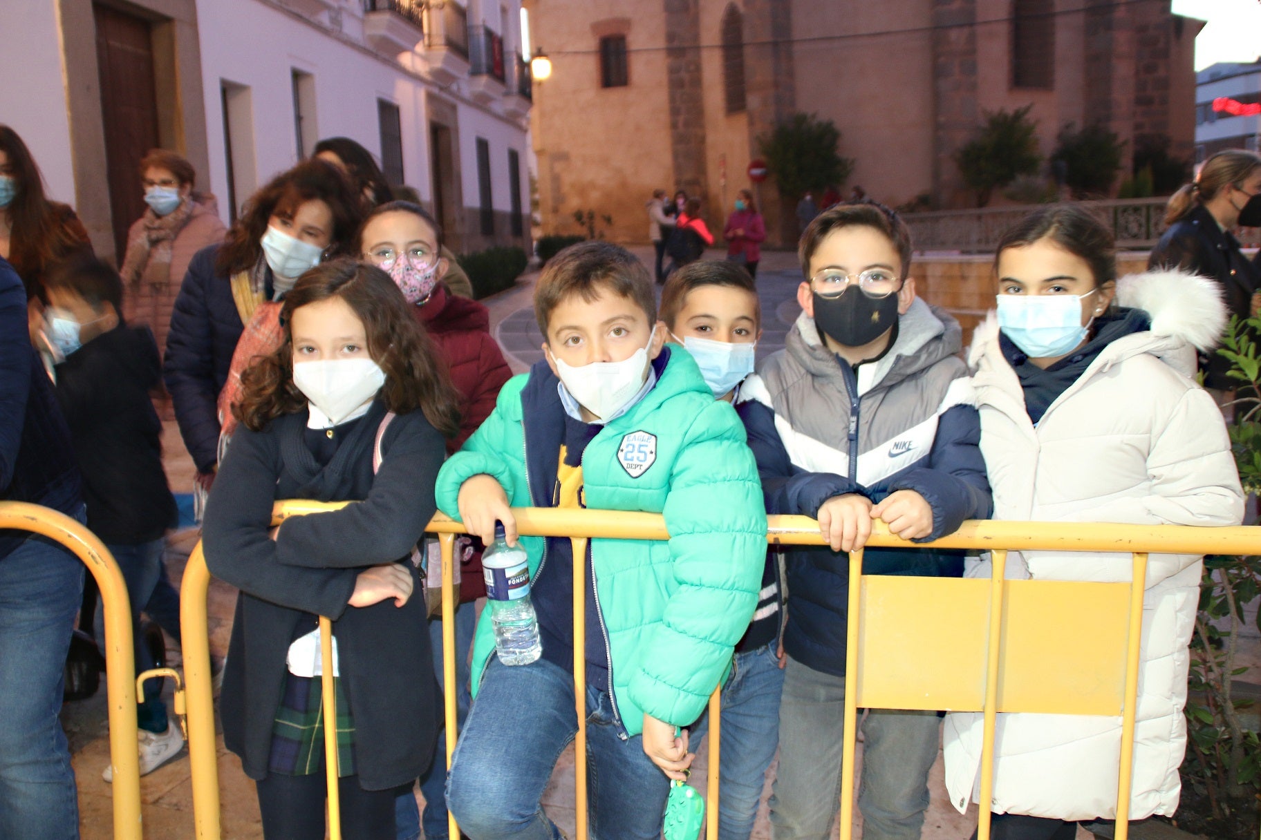 Los pequeños entregaron al Paje Real su carta dirigida a los Reyes Magos. 