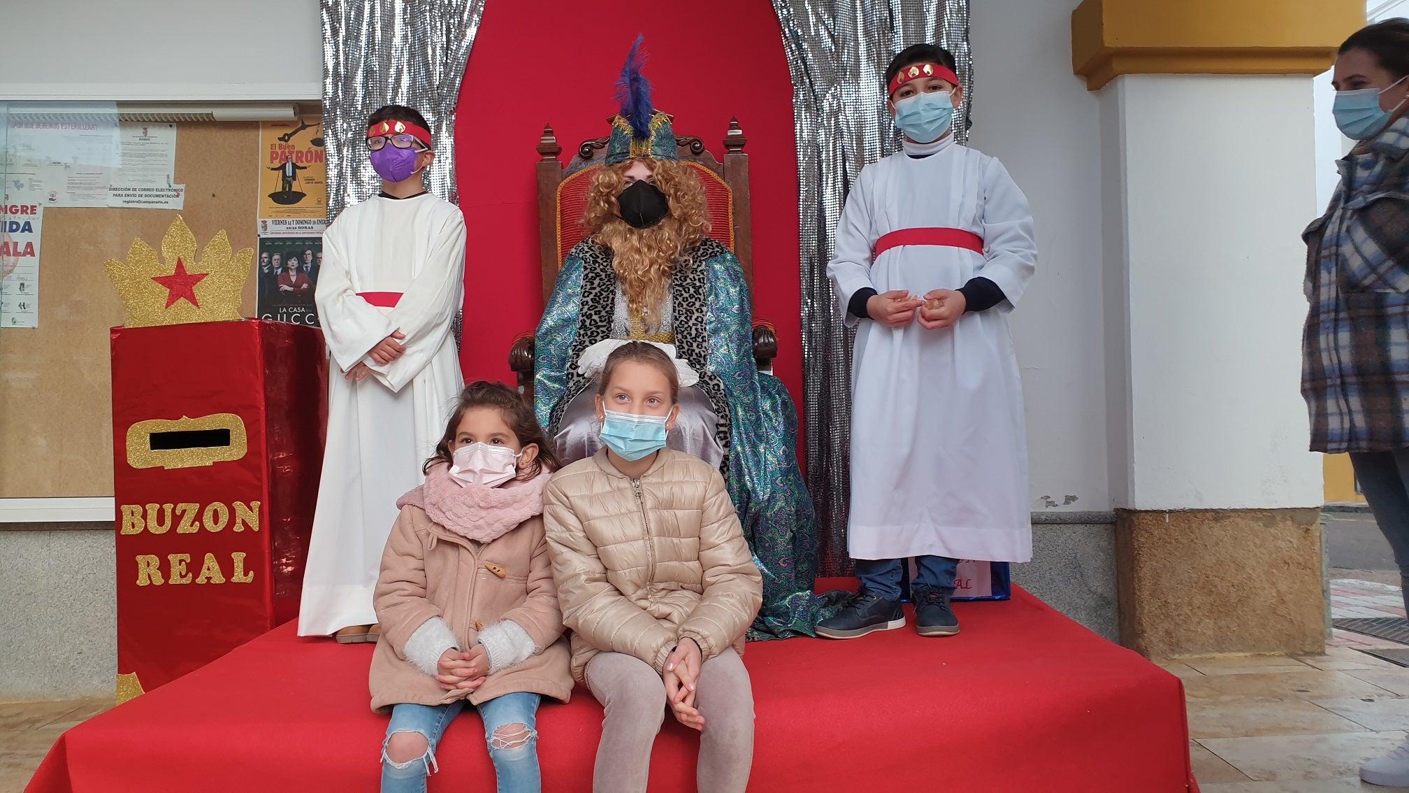 Los pequeños entregaron al Paje Real su carta dirigida a los Reyes Magos. 