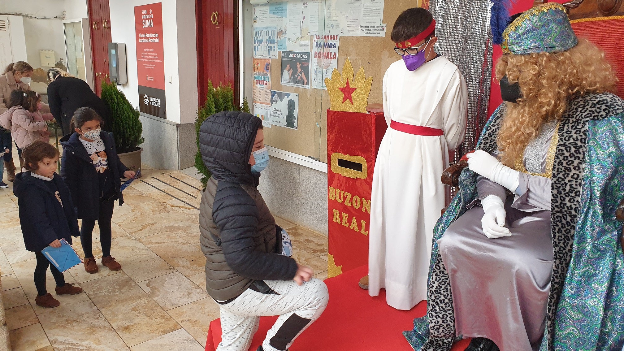 Los pequeños entregaron al Paje Real su carta dirigida a los Reyes Magos. 