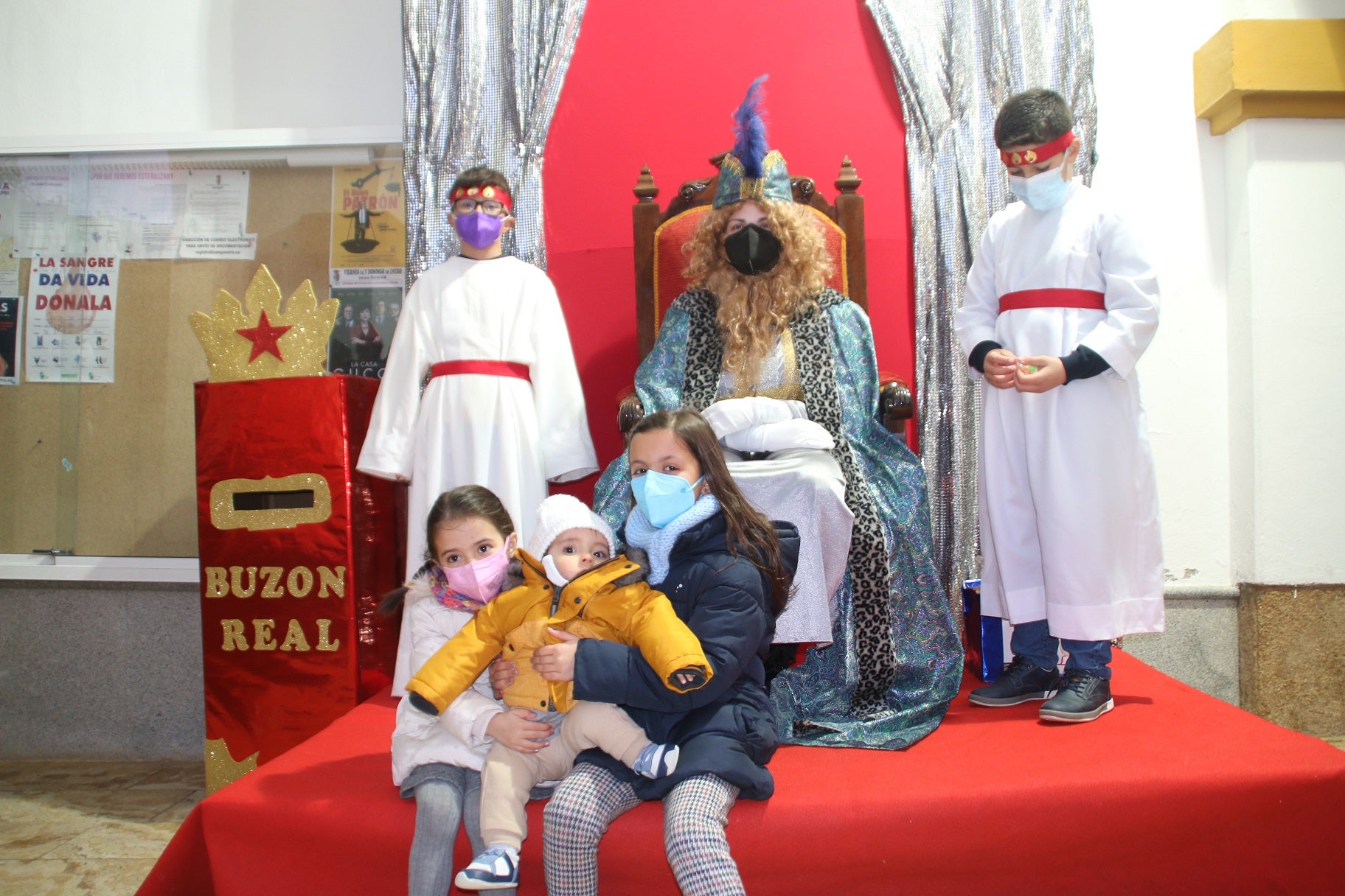 Los pequeños entregaron al Paje Real su carta dirigida a los Reyes Magos. 