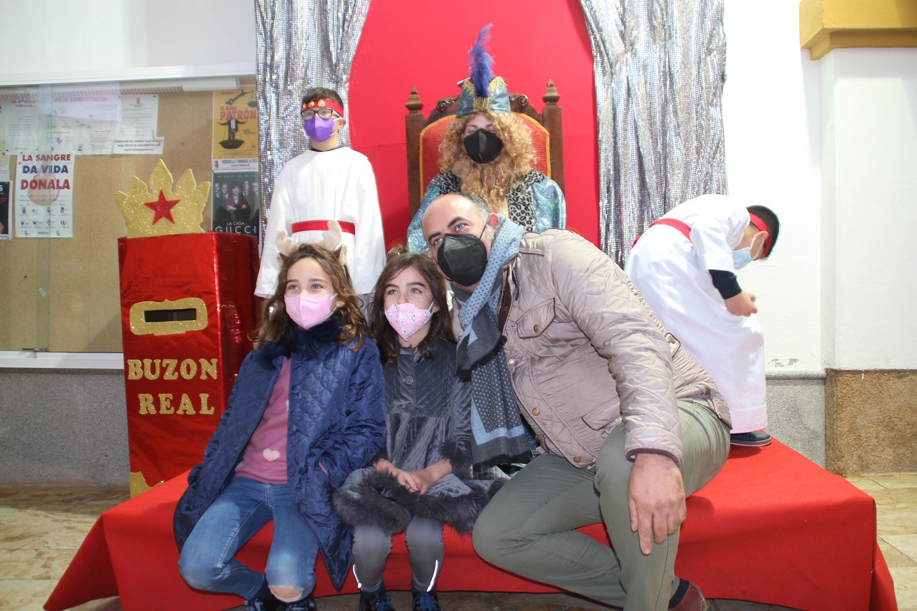 Los pequeños entregaron al Paje Real su carta dirigida a los Reyes Magos. 