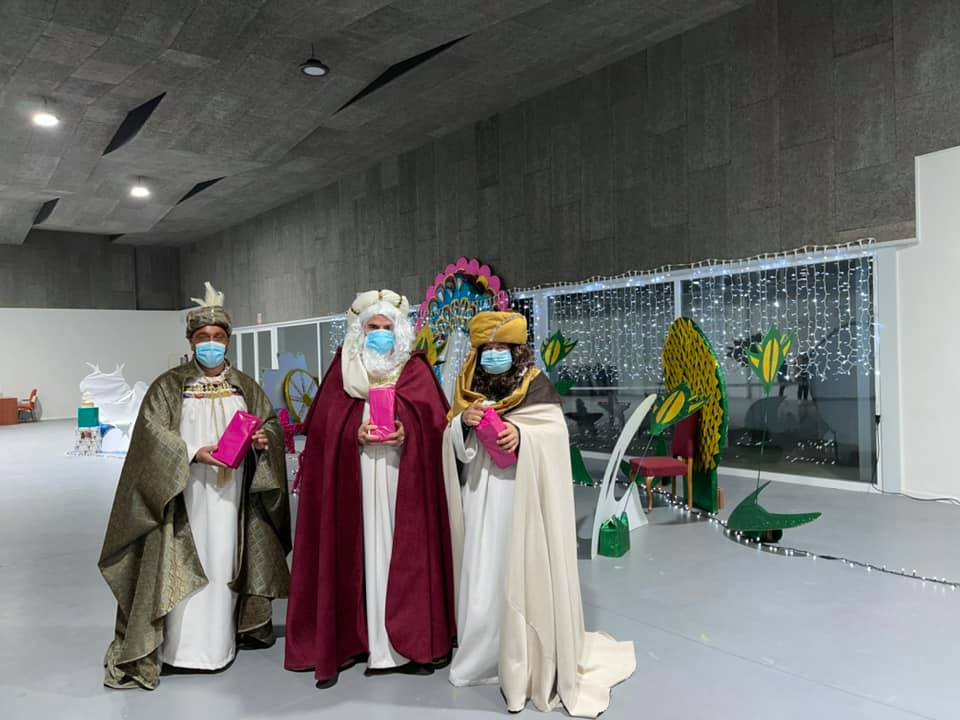 Los pequeños entregaron al Paje Real su carta dirigida a los Reyes Magos. 
