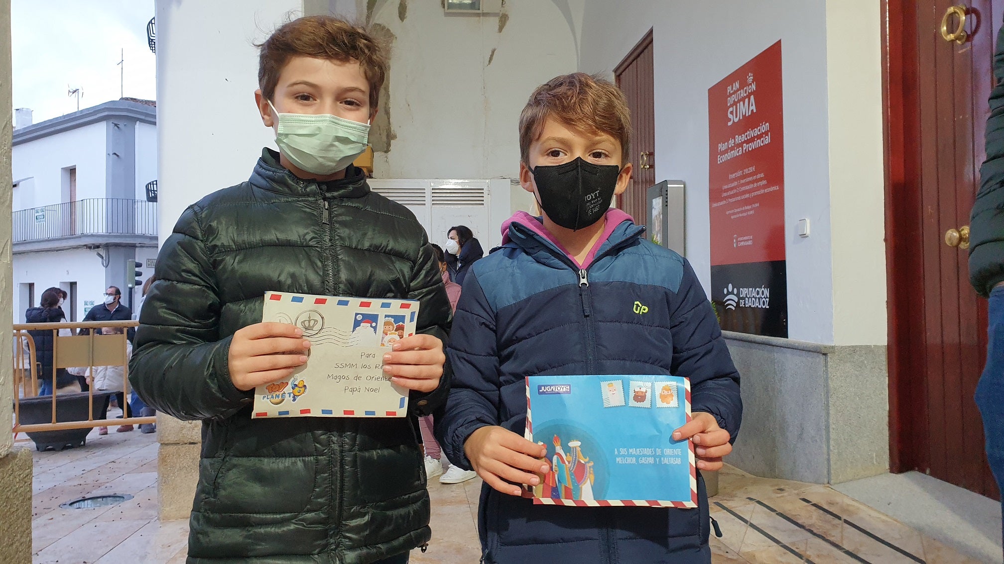 Los pequeños entregaron al Paje Real su carta dirigida a los Reyes Magos. 