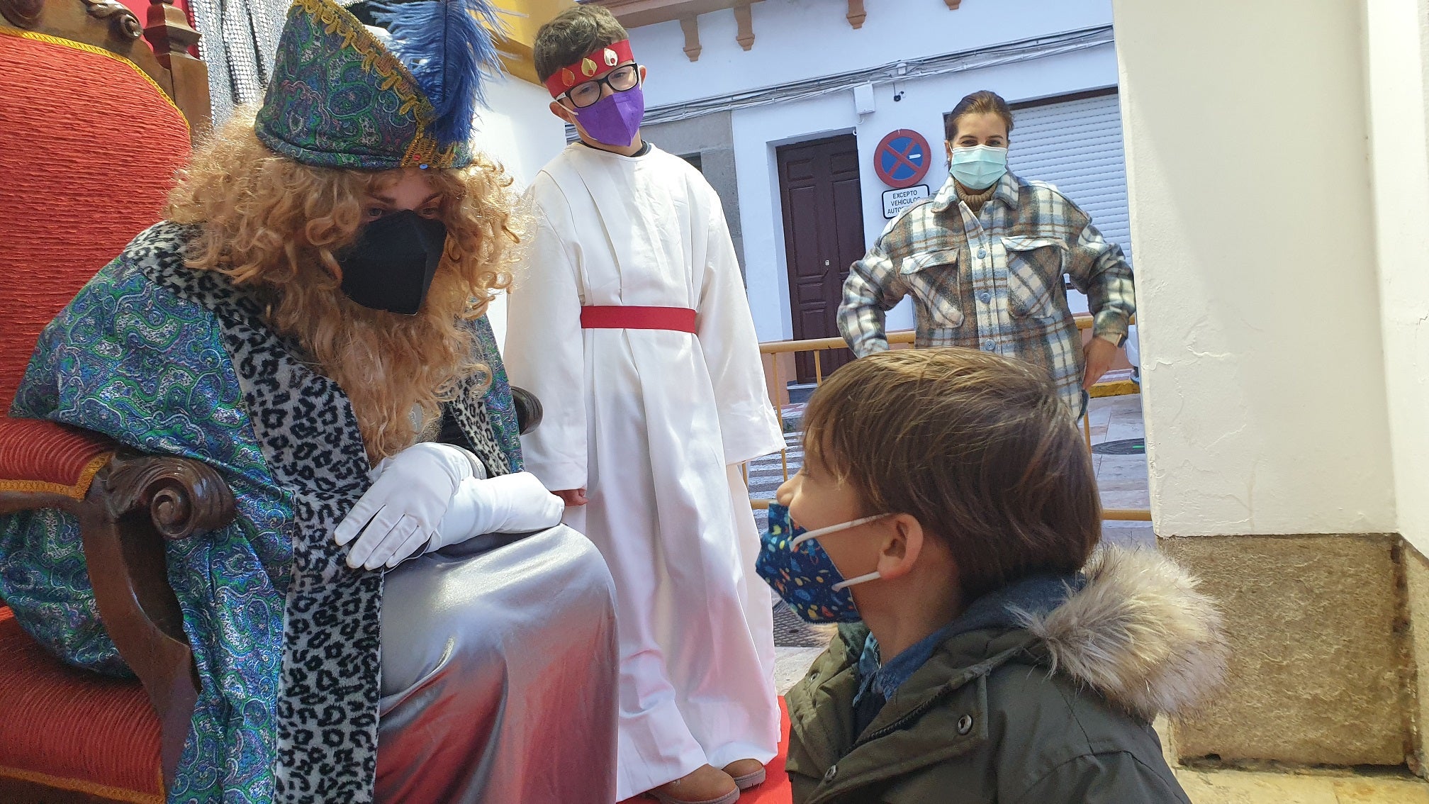 Los pequeños entregaron al Paje Real su carta dirigida a los Reyes Magos. 