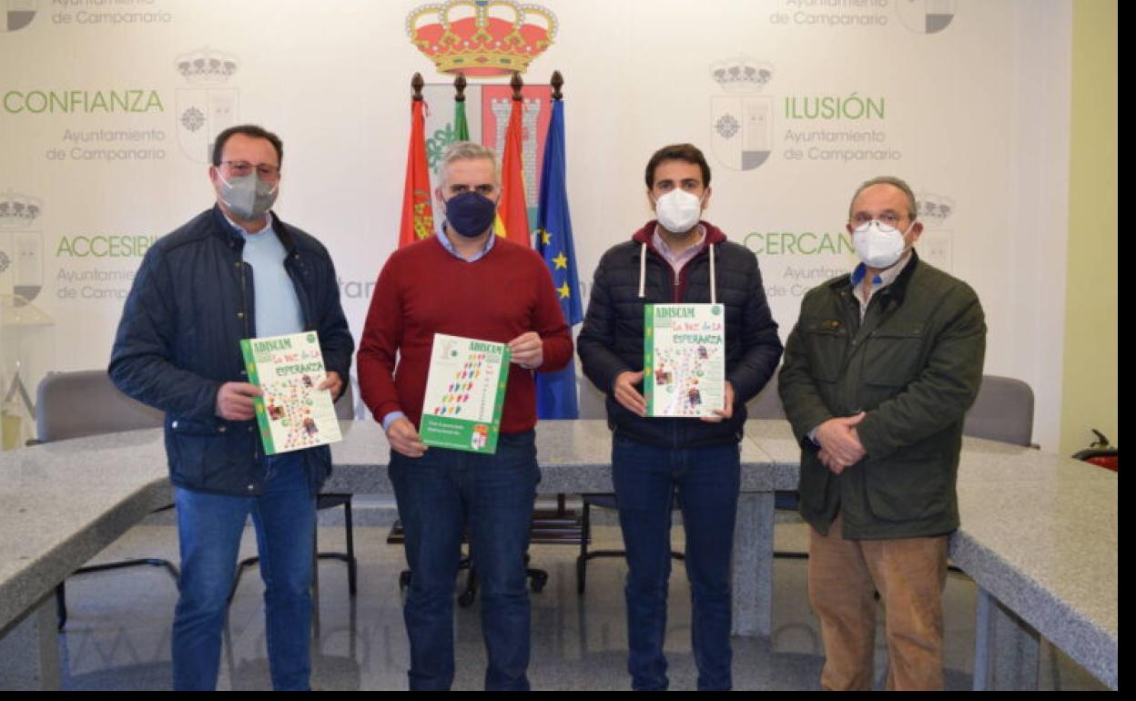 Miembros de la directiva de Adiscam presentaron la revista en el Ayuntamiento. 