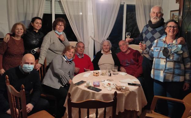 Manuela celebró su 102 rodeada de su familia. 