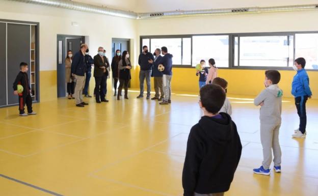 La Consejera visitó las instalaciones deportivas del colegio. 