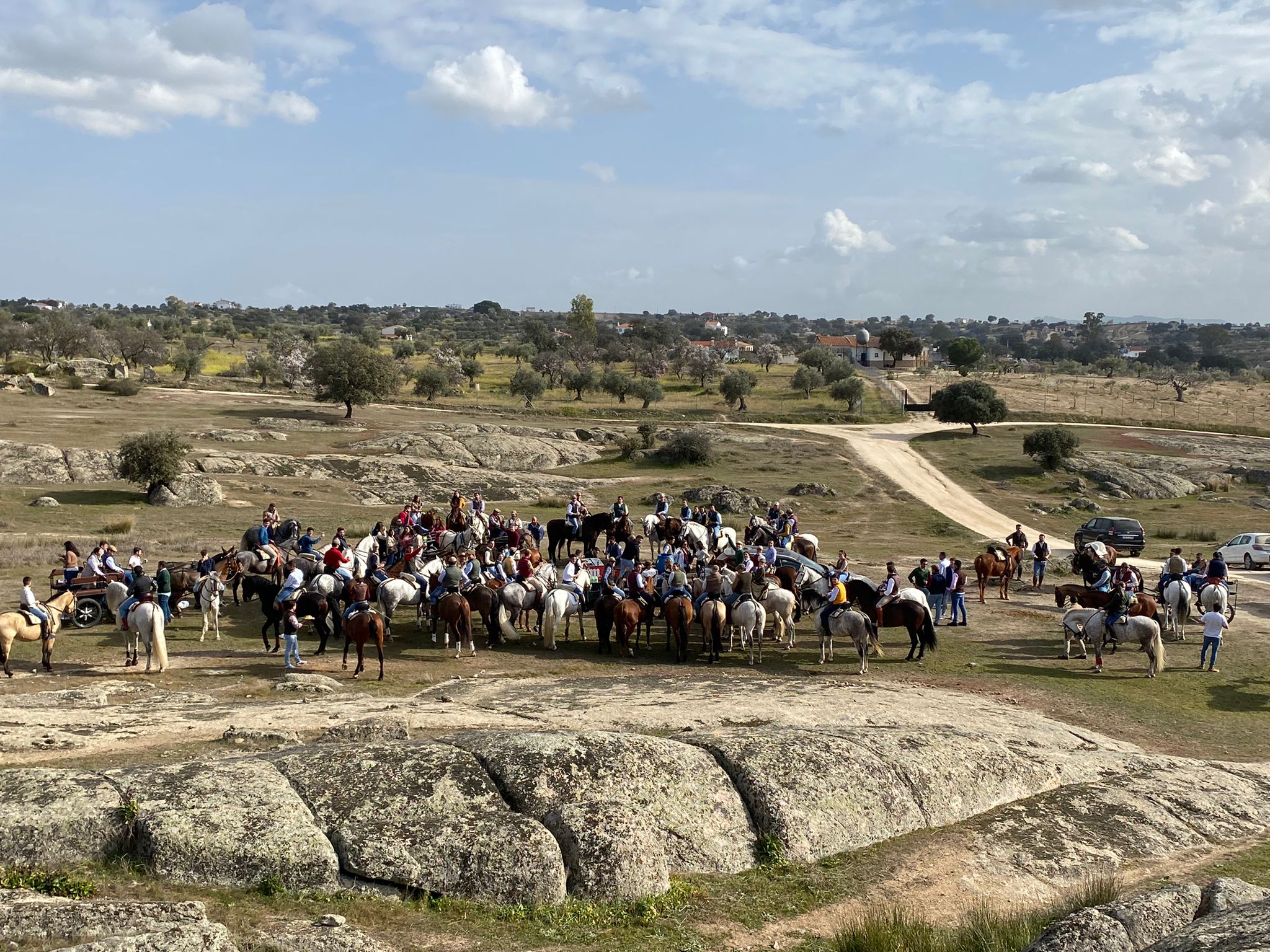 Participantes en la ruta ecuestre hasta la Romería de San Valentín. 