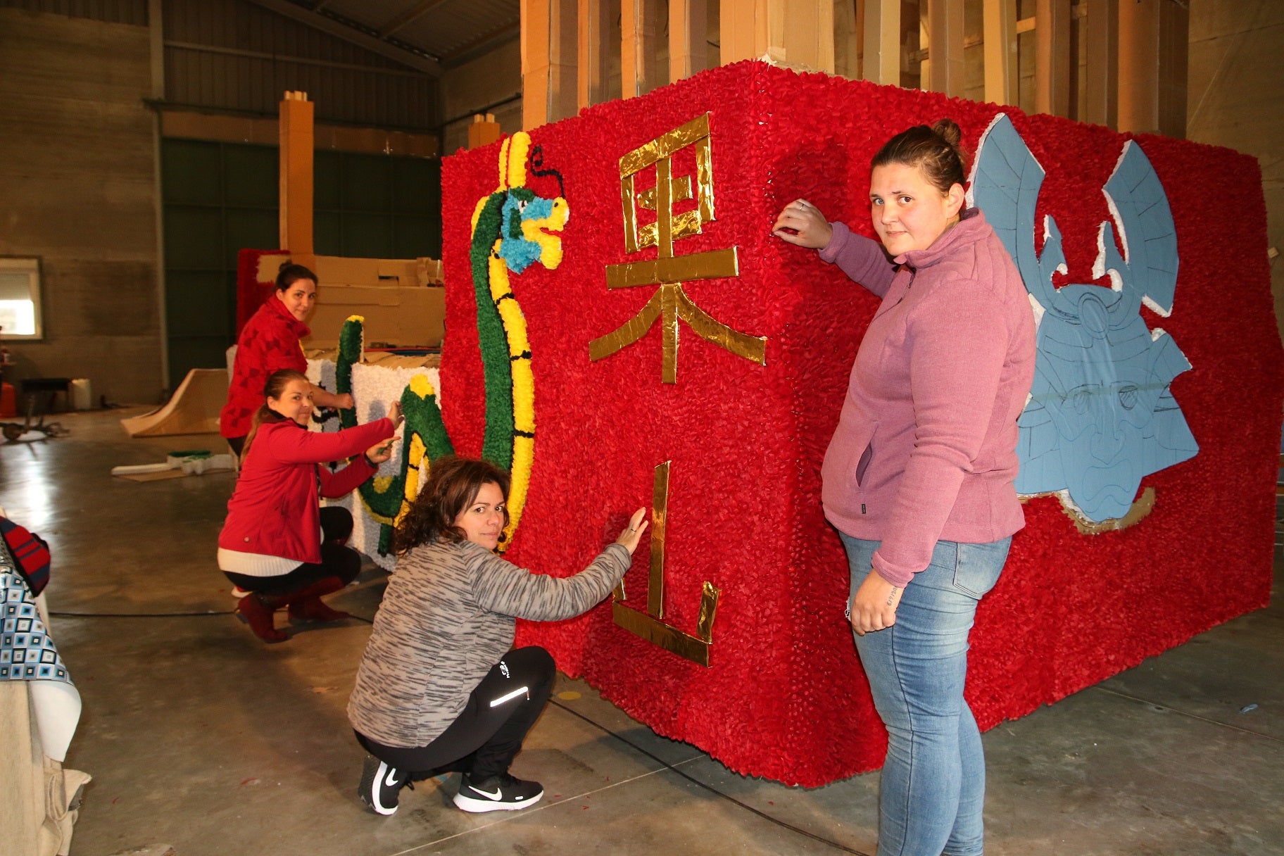 El próximo 18 de abril los campanarienses volverán a recobrar la alegría de su tradicional Romería de Piedraescrita, Fiesta de Interés Turístico Regional. Hasta entonces, muchos de sus vecinos trabajan día y noche para que las carrozas estén a punto. Un trabajo artesano a base de papeles de colores que dan un gran atractivo a esta fiesta única.