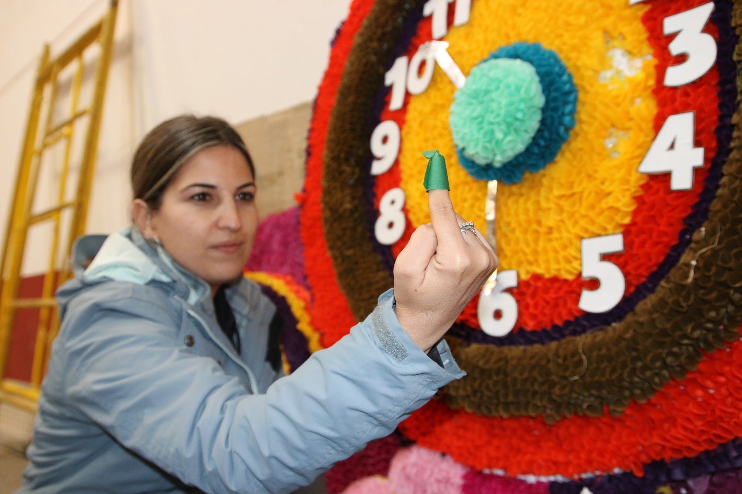 El próximo 18 de abril los campanarienses volverán a recobrar la alegría de su tradicional Romería de Piedraescrita, Fiesta de Interés Turístico Regional. Hasta entonces, muchos de sus vecinos trabajan día y noche para que las carrozas estén a punto. Un trabajo artesano a base de papeles de colores que dan un gran atractivo a esta fiesta única.