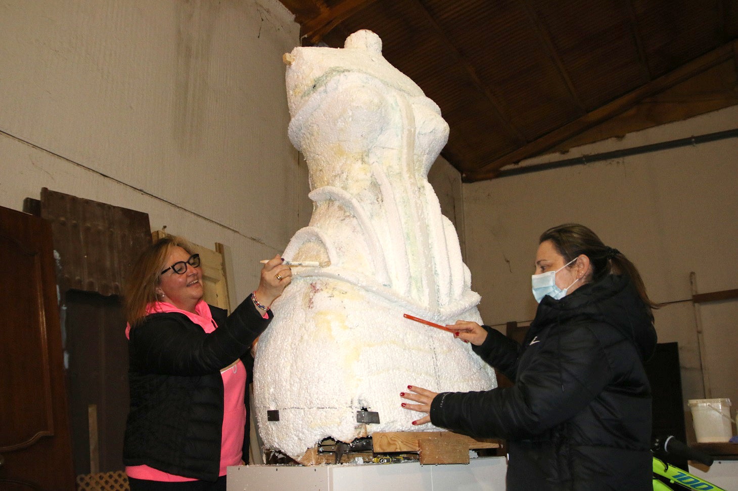 El próximo 18 de abril los campanarienses volverán a recobrar la alegría de su tradicional Romería de Piedraescrita, Fiesta de Interés Turístico Regional. Hasta entonces, muchos de sus vecinos trabajan día y noche para que las carrozas estén a punto. Un trabajo artesano a base de papeles de colores que dan un gran atractivo a esta fiesta única.