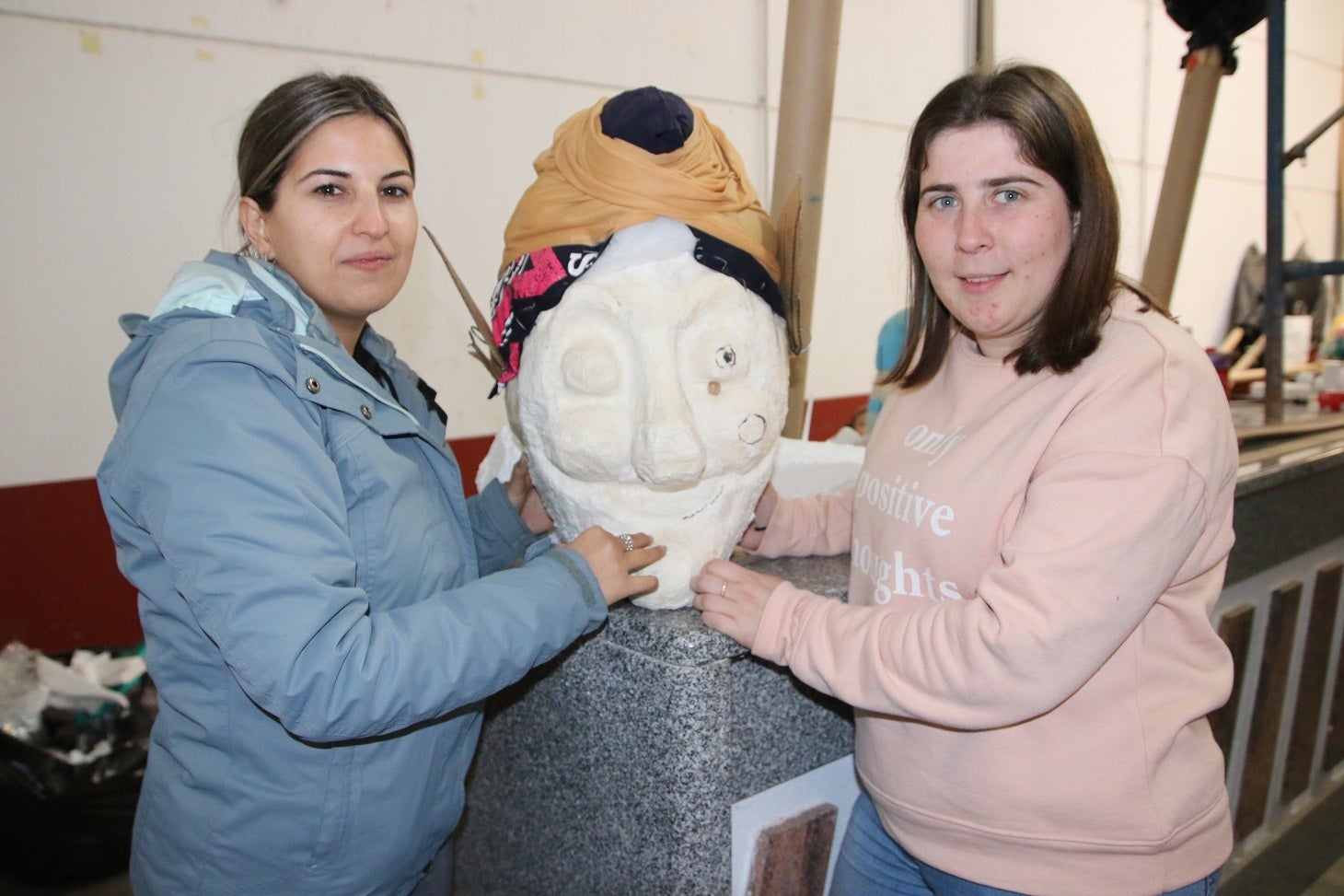 El próximo 18 de abril los campanarienses volverán a recobrar la alegría de su tradicional Romería de Piedraescrita, Fiesta de Interés Turístico Regional. Hasta entonces, muchos de sus vecinos trabajan día y noche para que las carrozas estén a punto. Un trabajo artesano a base de papeles de colores que dan un gran atractivo a esta fiesta única.
