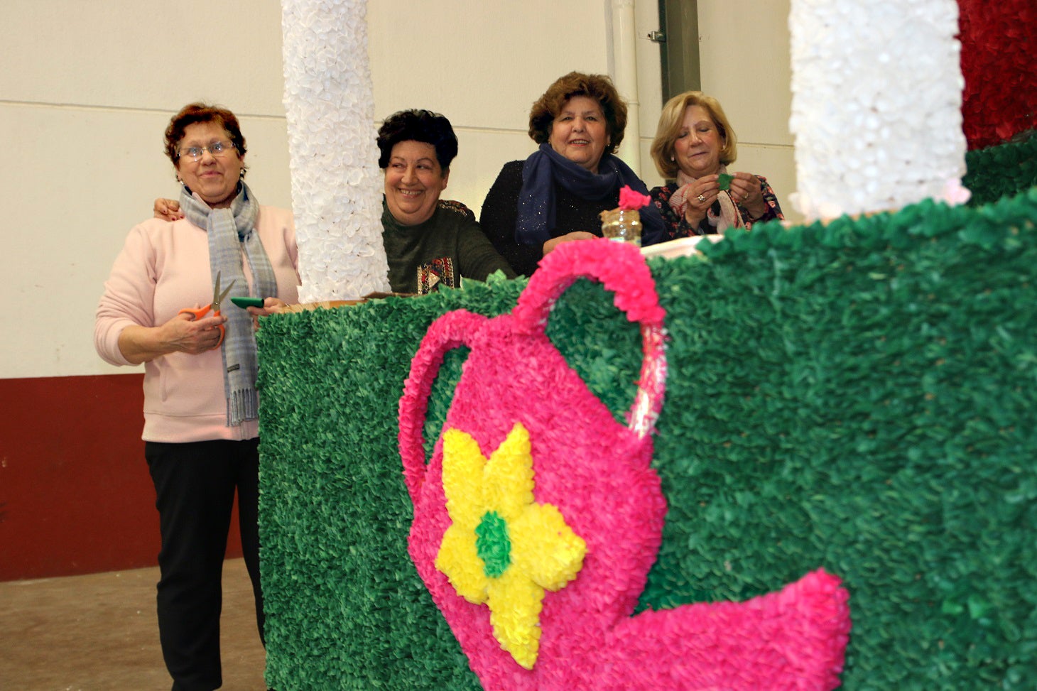 El próximo 18 de abril los campanarienses volverán a recobrar la alegría de su tradicional Romería de Piedraescrita, Fiesta de Interés Turístico Regional. Hasta entonces, muchos de sus vecinos trabajan día y noche para que las carrozas estén a punto. Un trabajo artesano a base de papeles de colores que dan un gran atractivo a esta fiesta única.