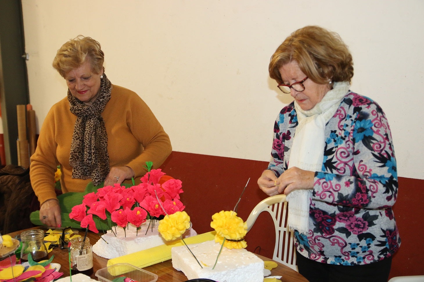 El próximo 18 de abril los campanarienses volverán a recobrar la alegría de su tradicional Romería de Piedraescrita, Fiesta de Interés Turístico Regional. Hasta entonces, muchos de sus vecinos trabajan día y noche para que las carrozas estén a punto. Un trabajo artesano a base de papeles de colores que dan un gran atractivo a esta fiesta única.
