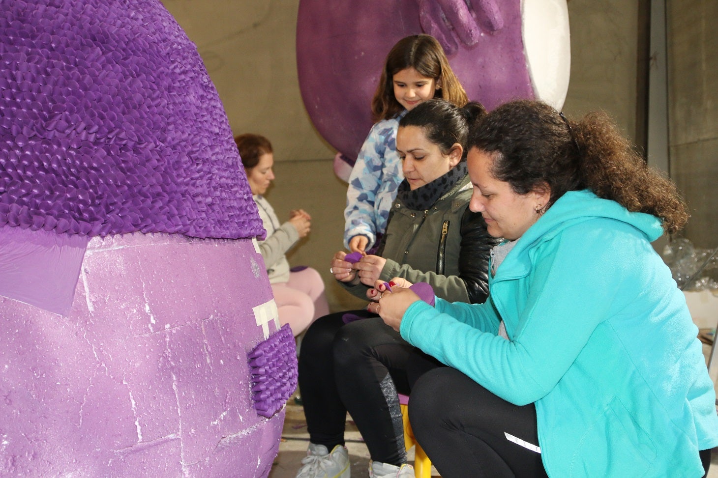 El próximo 18 de abril los campanarienses volverán a recobrar la alegría de su tradicional Romería de Piedraescrita, Fiesta de Interés Turístico Regional. Hasta entonces, muchos de sus vecinos trabajan día y noche para que las carrozas estén a punto. Un trabajo artesano a base de papeles de colores que dan un gran atractivo a esta fiesta única.