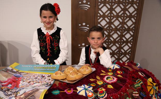Alejandra y Álvaro muestran los hornazos típicos de Semana Santa y las 'caídas'. 