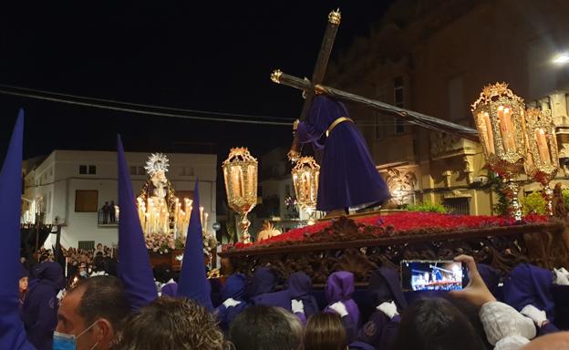 Encuentro de la Virgen de los Dolores y el Nazareno en la Plaza de Jesús. 