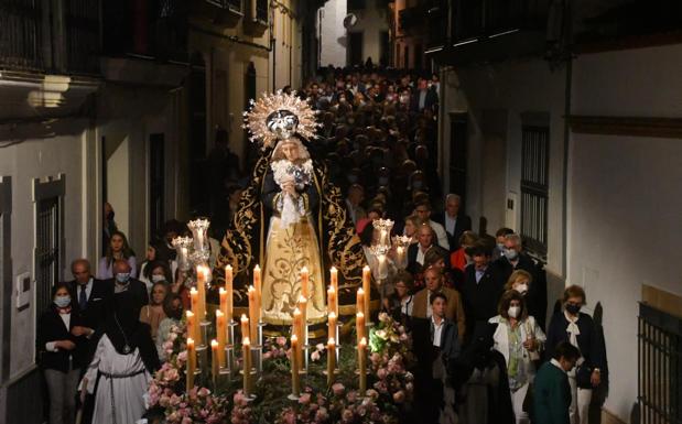 Procesión de la Soledad por las calles de Campanario. 