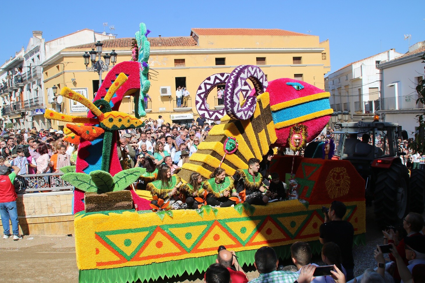 Imagen principal - Carroza 'El rey de la selva' (arriba), carroza 'Atelier de costura' (izquierda) y niños con el traje típico (derecha). 