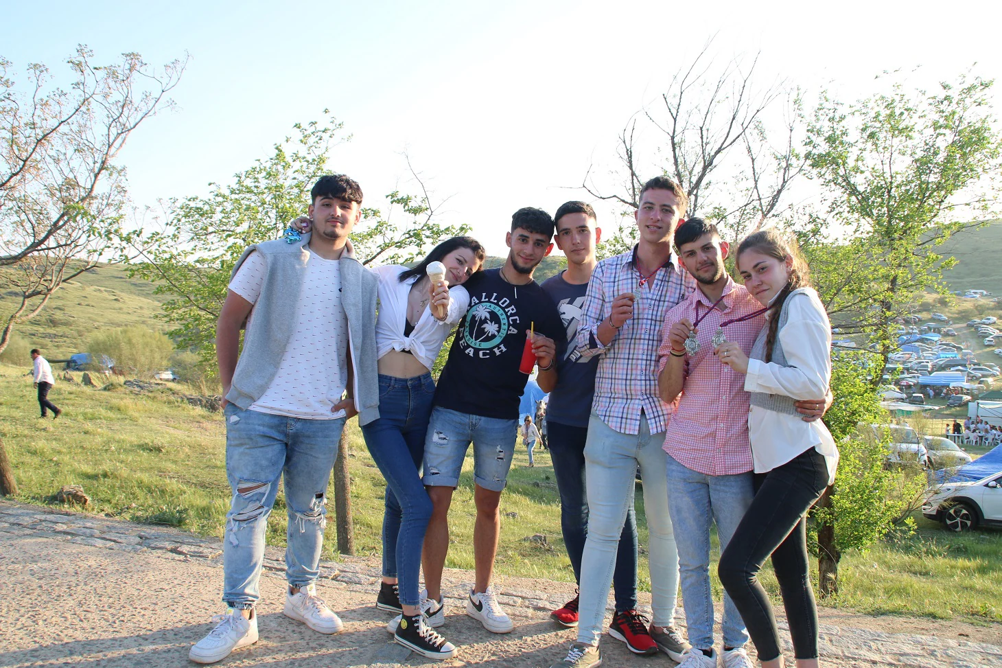 Imagen secundaria 1 - Jóvenes y mayores disfrutaron de un día campestre. 