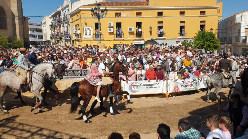 Desfile de caballos, jinetes y amazonas en la Plaza de España de Campanario.