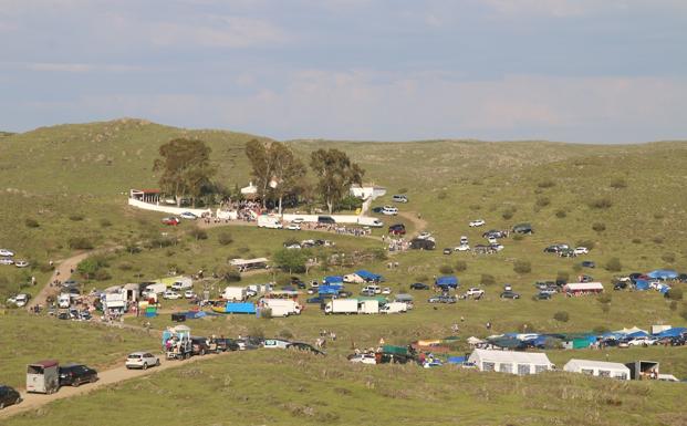 Los Barrancos se llenaron de vecinos y visitantes para disfrutar de la jornada campestre junto a la ermita. 