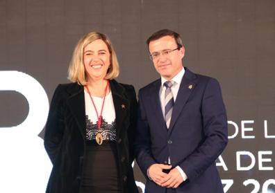 Imagen secundaria 1 - Entrega de Medallas de Oro de la Provincia a Antonio Huertas, Guadalupe Sabio e Inma Chacón. 