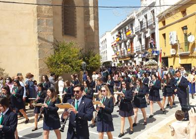 Imagen secundaria 1 - Procesión con la Virgen de Campanario en el día más grande de su Feria de Abril. 