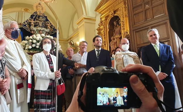 Imagen principal - Procesión con la Virgen de Campanario en el día más grande de su Feria de Abril. 