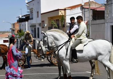 Imagen secundaria 1 - Actuó el grupo Los Barrancos, la artista Estrella Morente y hubo desfile de caballos. 