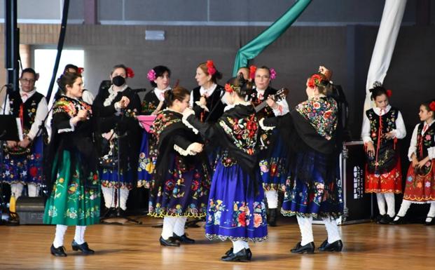 Imagen principal - Actuó el grupo Los Barrancos, la artista Estrella Morente y hubo desfile de caballos. 